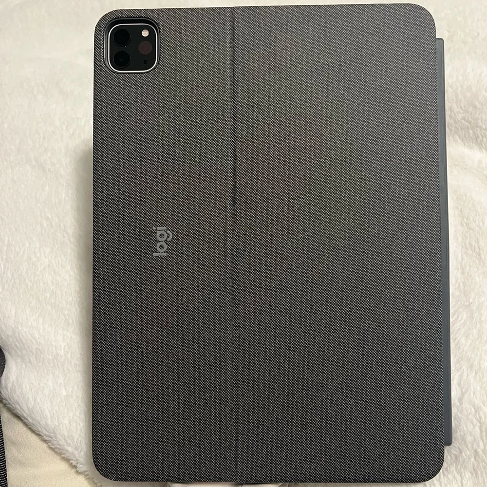 Logitech combo touch iPad Pro 11 inch (1st, 2nd, 3rd generation) keyboard case